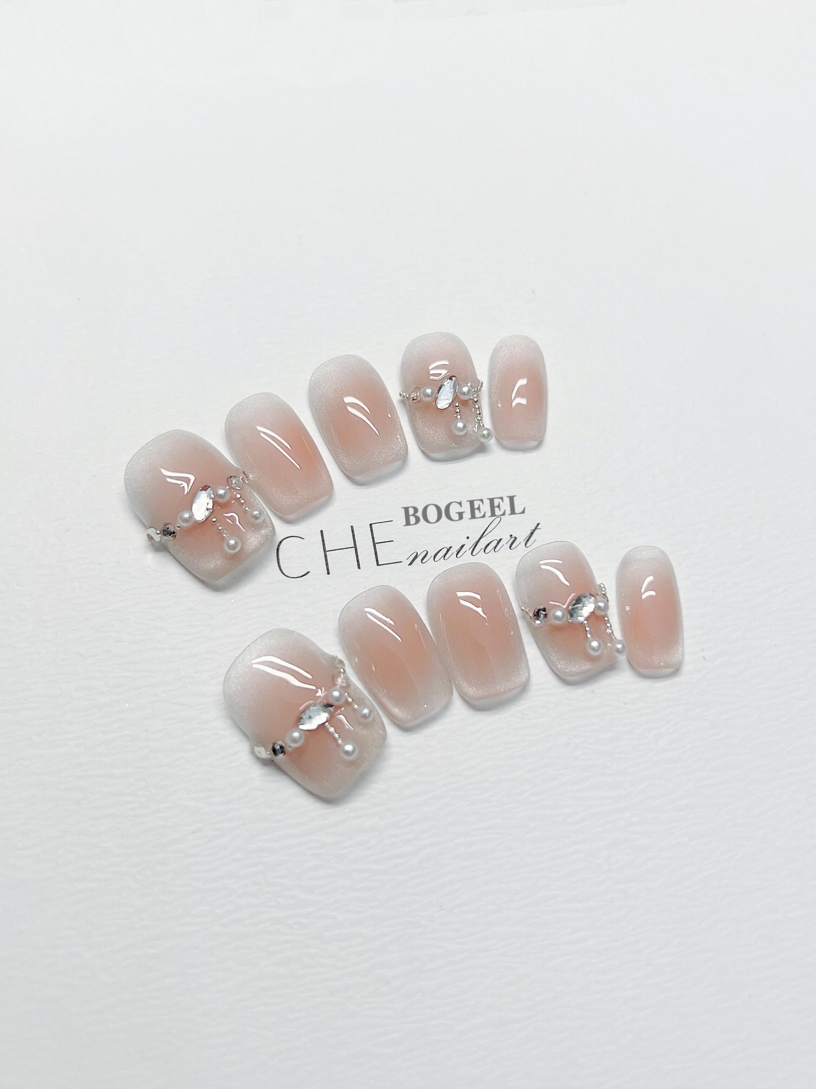 Nagel-Blush mit Strass & Cartoon-Muster