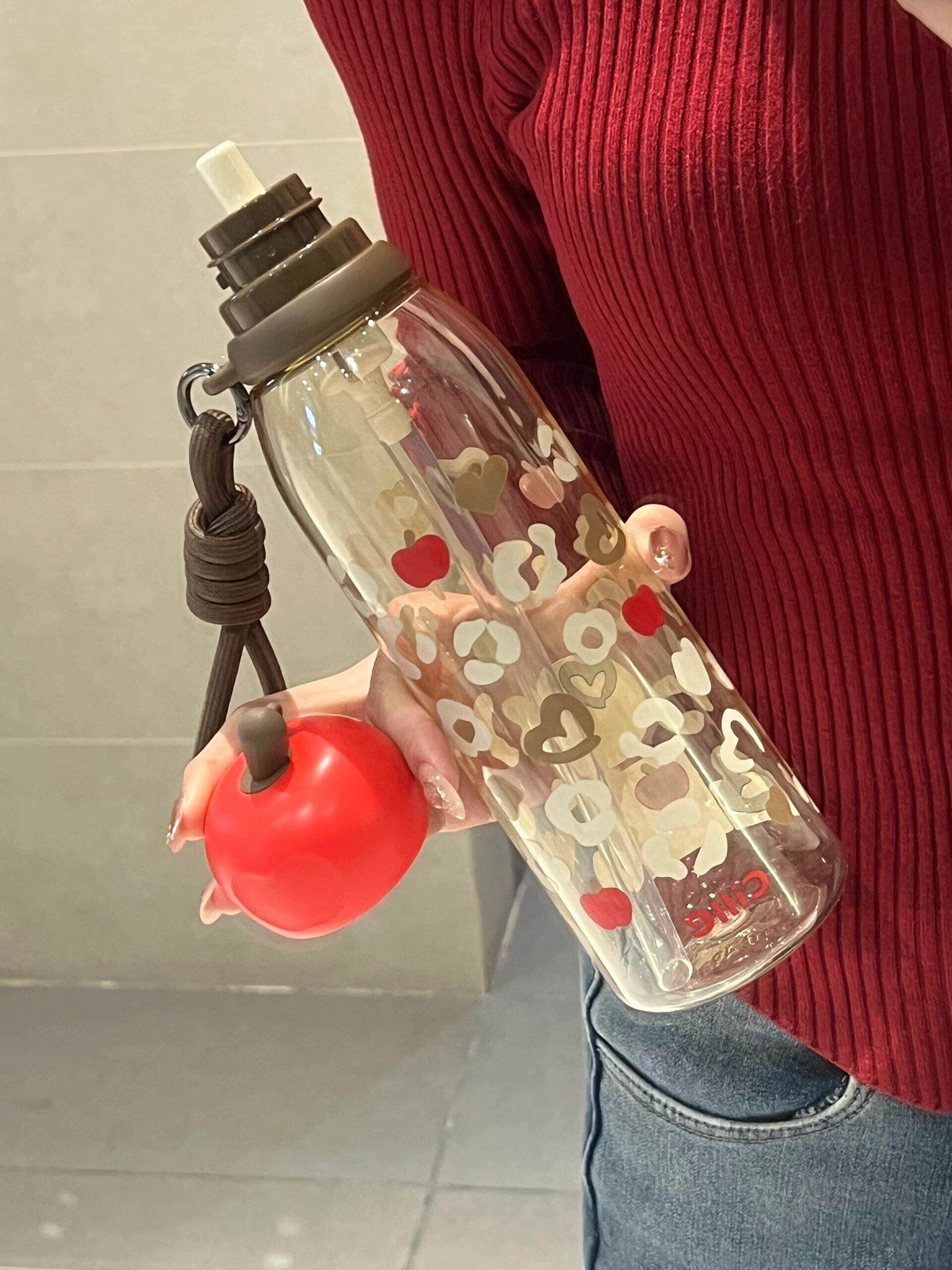 Trinkbecher mit Strohhalm