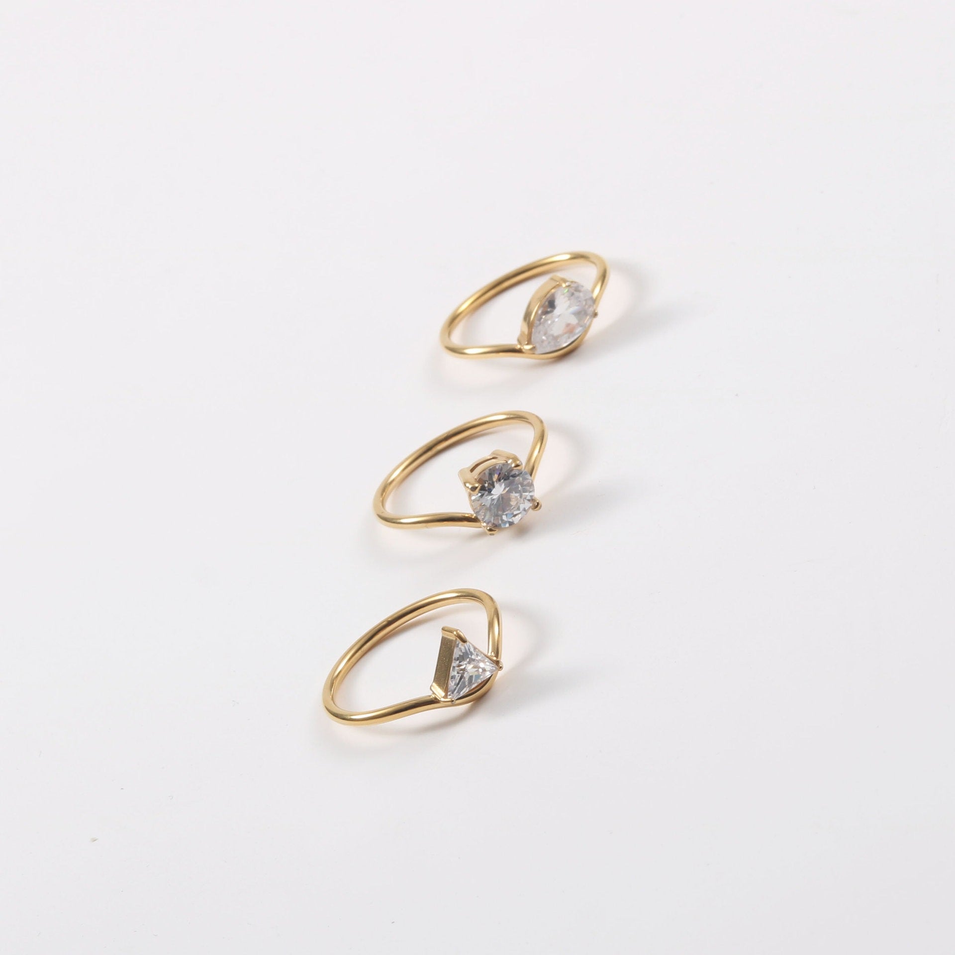 Birnenförmiger Ring mit Diamant-Inlay
