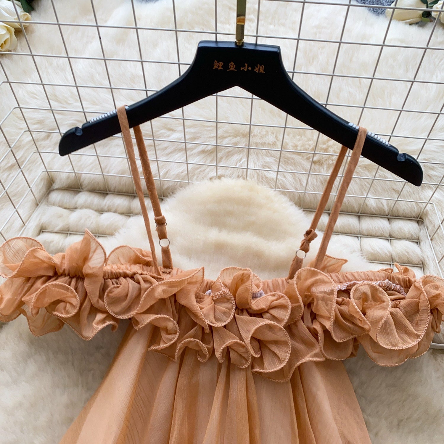 Damen Halterneck Top mit Spitze und Rüschen