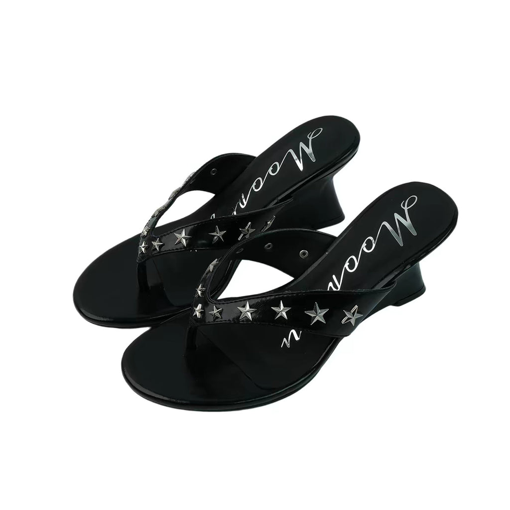 Sandalen mit Nieten und hohem Absatz