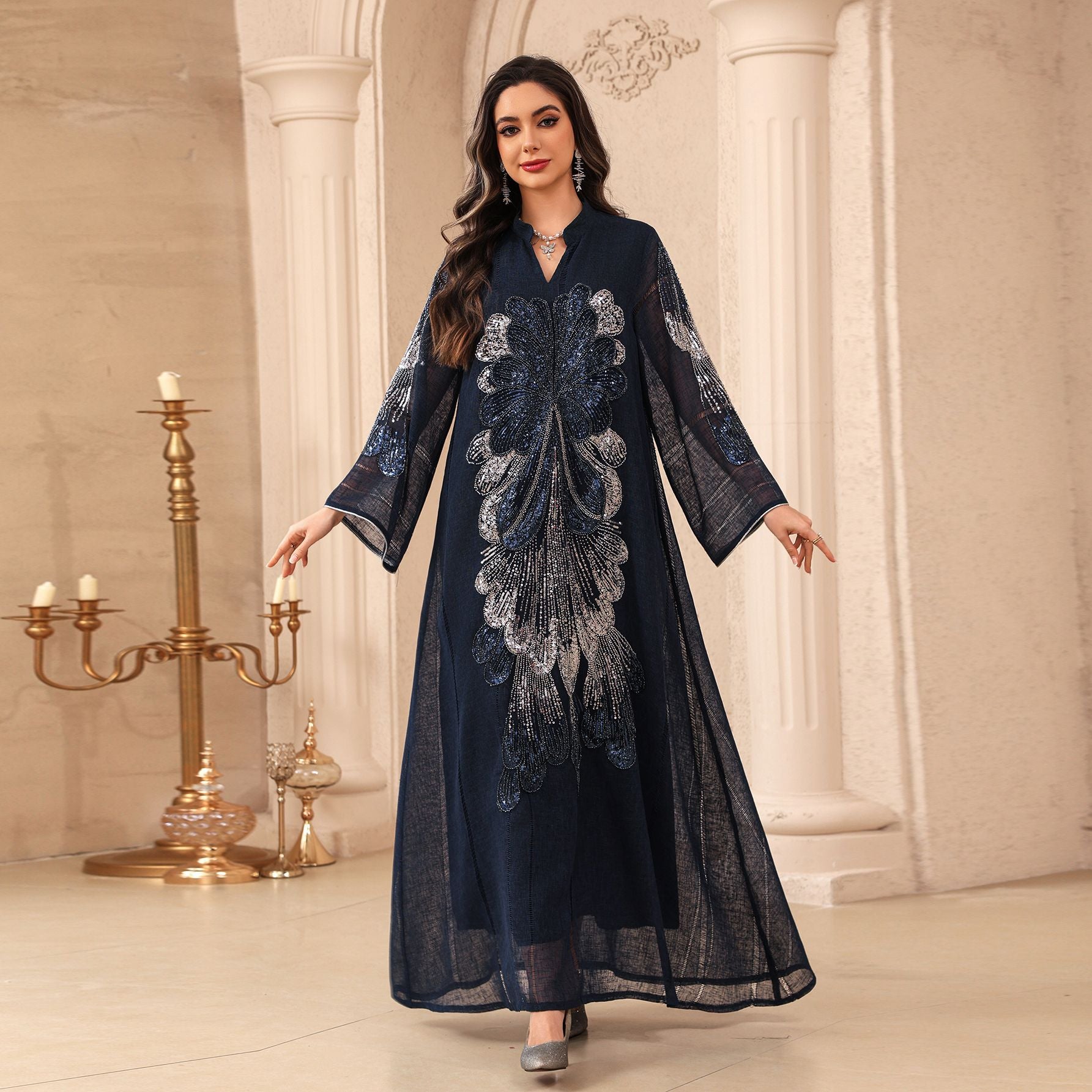 Perlenbesetztes langes Abendkleid mit V-Ausschnitt