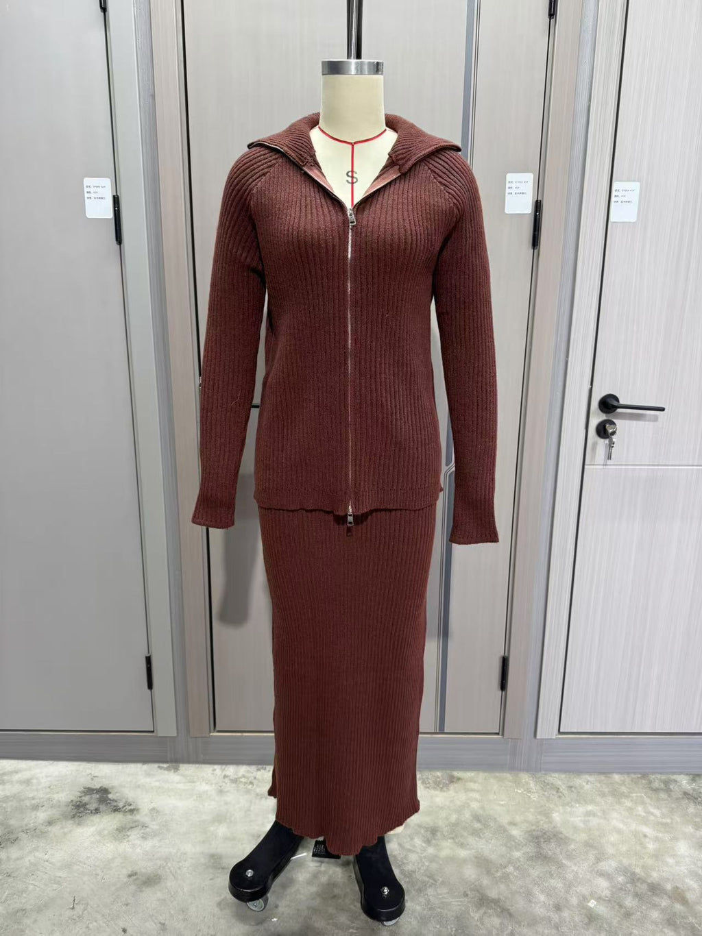 Freizeit-Set mit Pullover und Midirock