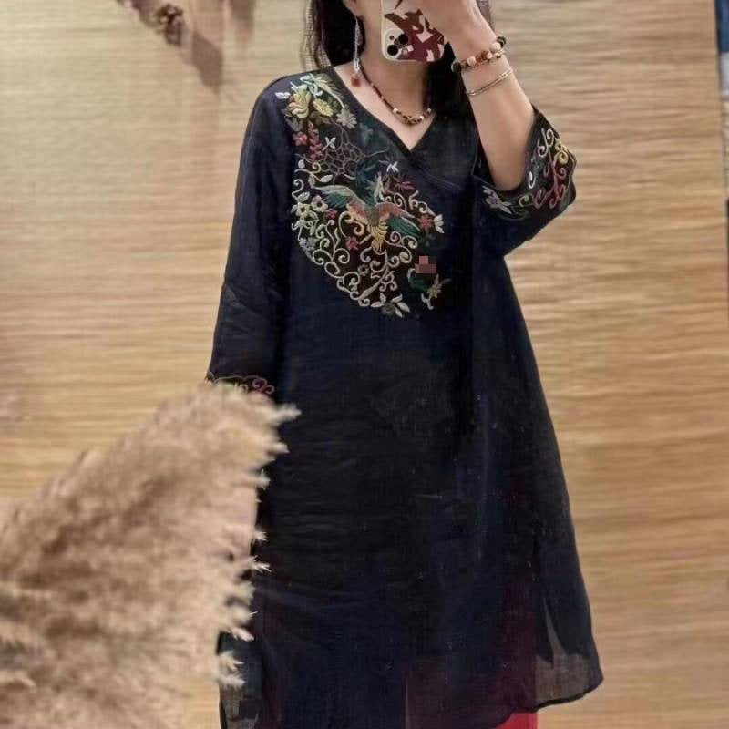 Besticktes Midi-Kleid im Retro-Ethno-Stil