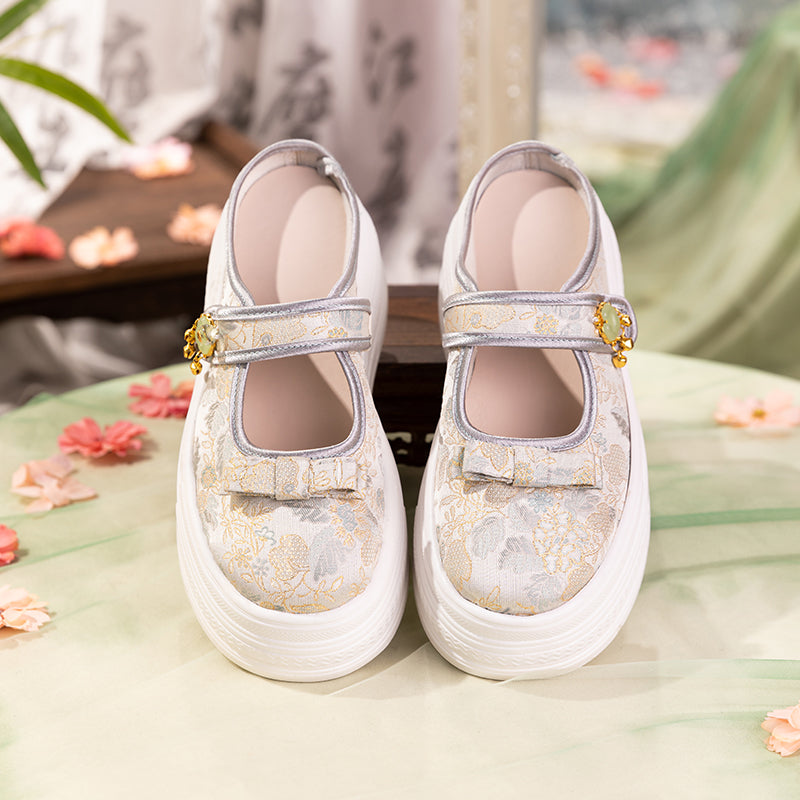 Bestickte Plateau-Mules im Vintage-Stil