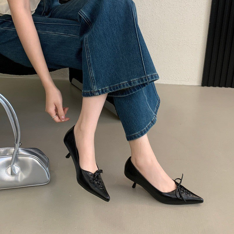 Spitze Pumps mit Stilettoabsatz und Schleife