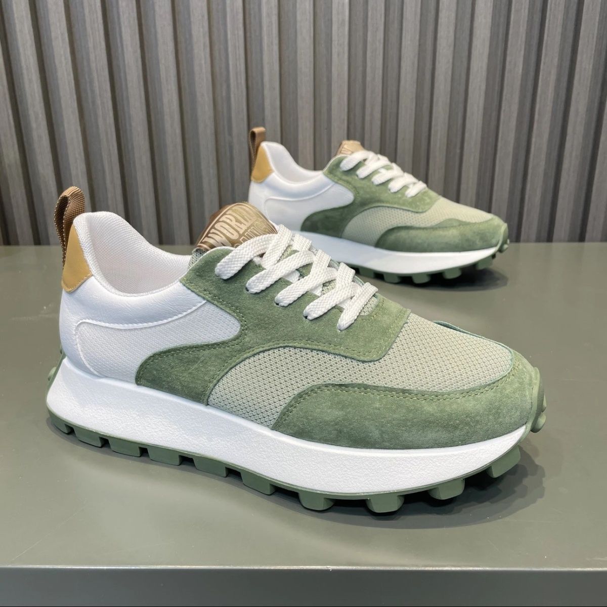 Sportliche Freizeit-Sneaker mit Farbakzenten – Bild 4 | LuxeStyle