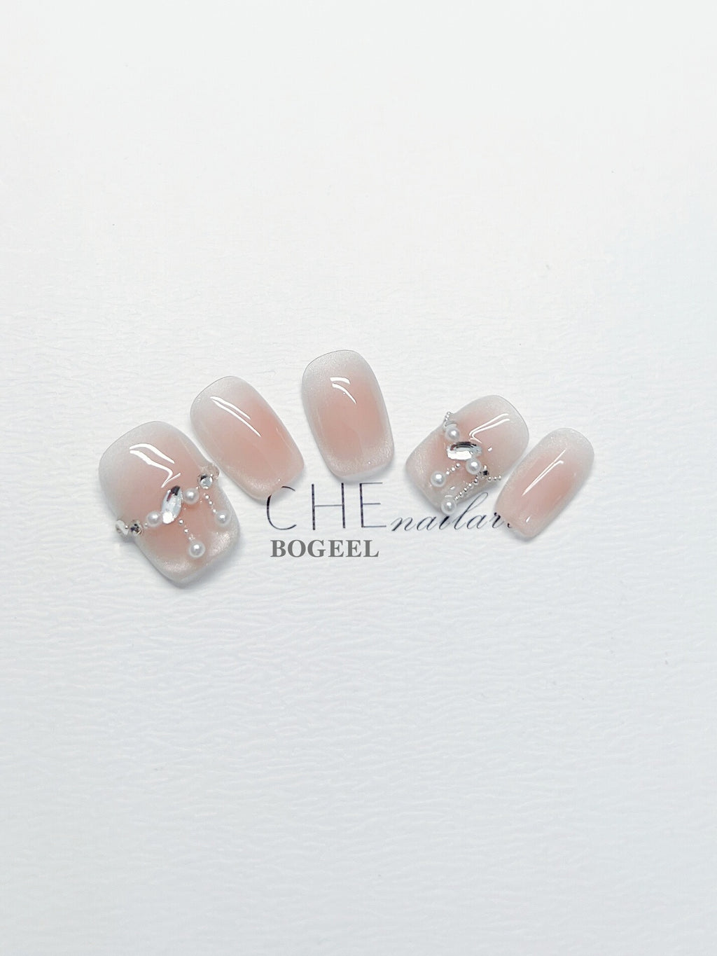 Nagel-Blush mit Strass & Cartoon-Muster