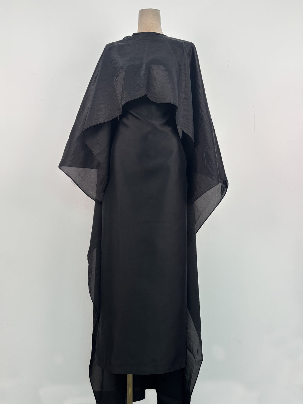 Schwarzes Satin-Kleid – Bild 3 | LuxeStyle