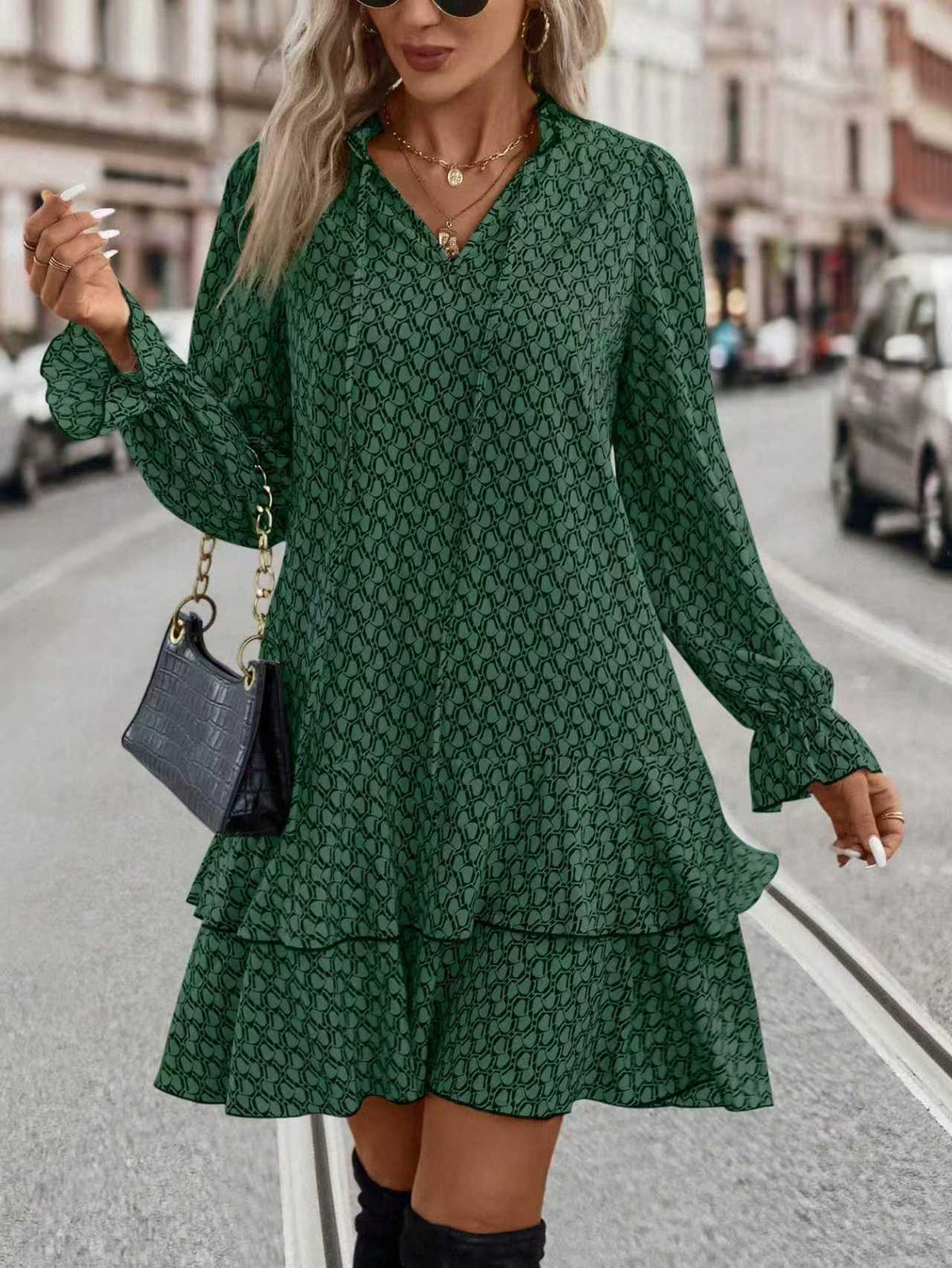 Grünes Printkleid mit ausgestellten Ärmeln und V-Ausschnitt – Bild 6 | LuxeStyle