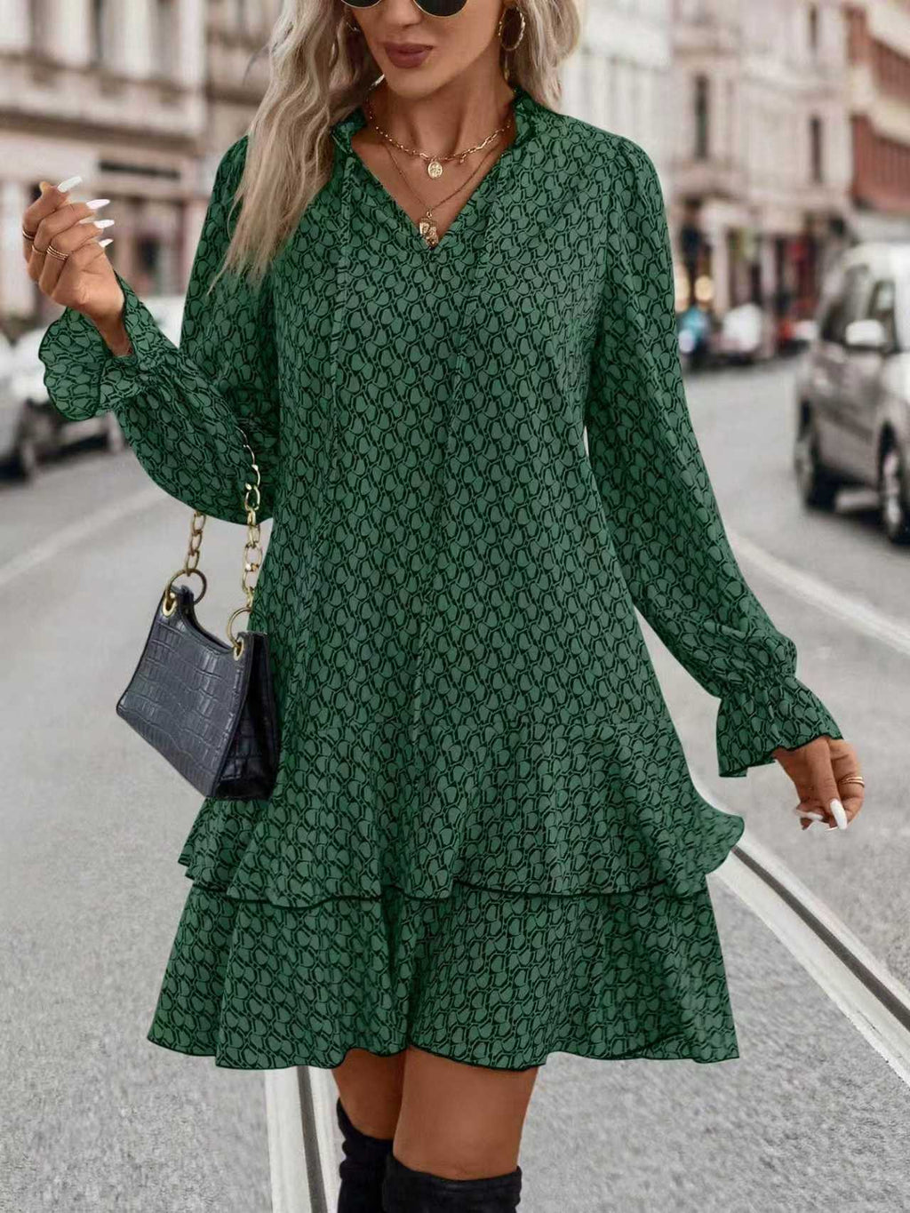 Grünes Printkleid mit ausgestellten Ärmeln und V-Ausschnitt – Bild 7 | LuxeStyle