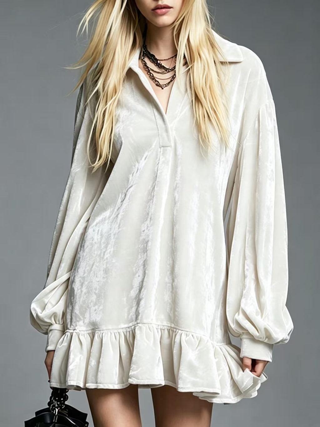 Samtkleid mit Rüschensaum