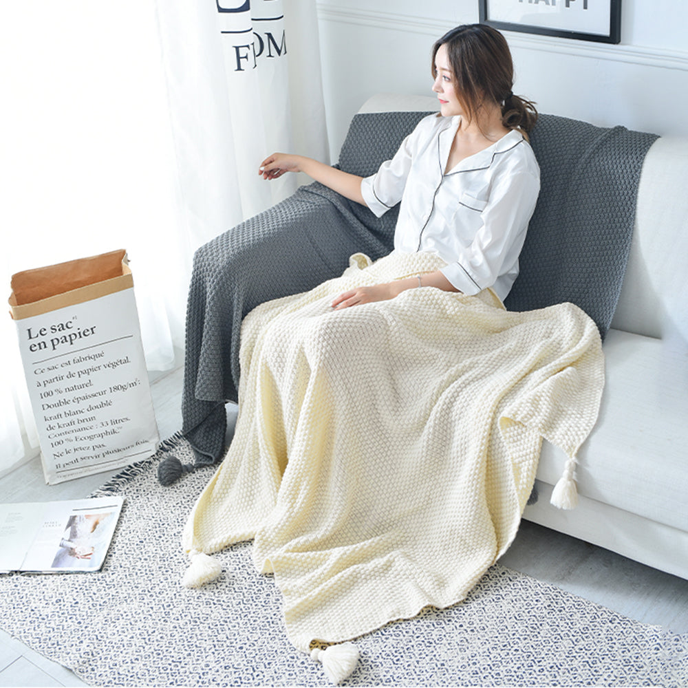 Nordische Strickdecke mit Quasten