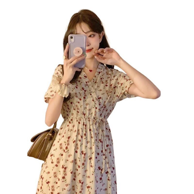 Geblümtes Chiffonkleid mit Taillenschnürung