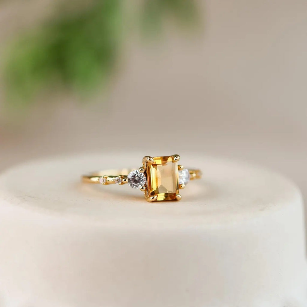 Eleganter Ring mit gelbem Diamant-Effekt