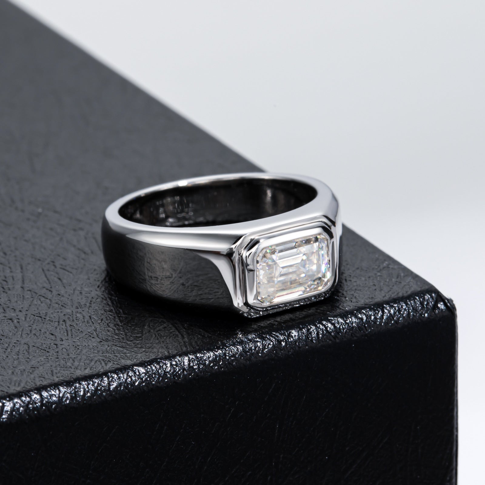Moissanite Ring mit 2 Karat Smaragd und 925er Silber