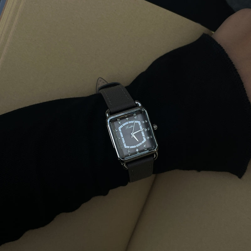 Retro-Armbanduhr aus feinem Stahl und Leder