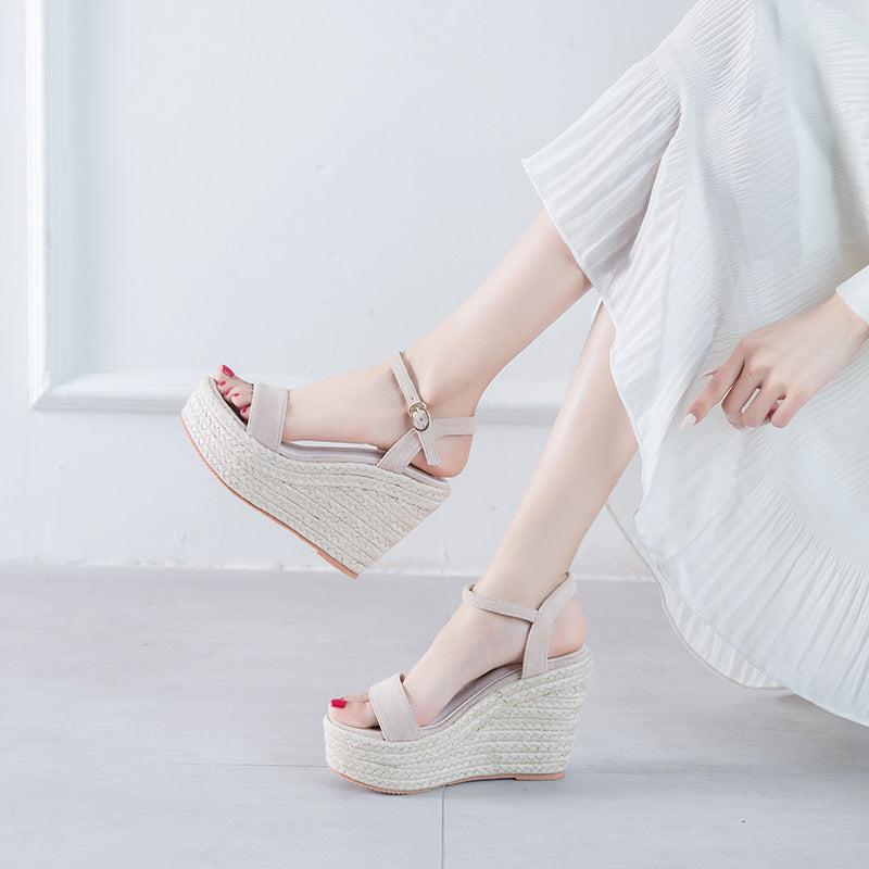 Sandalen mit Scharnieren und Sattel – Bild 1 | LuxeStyle
