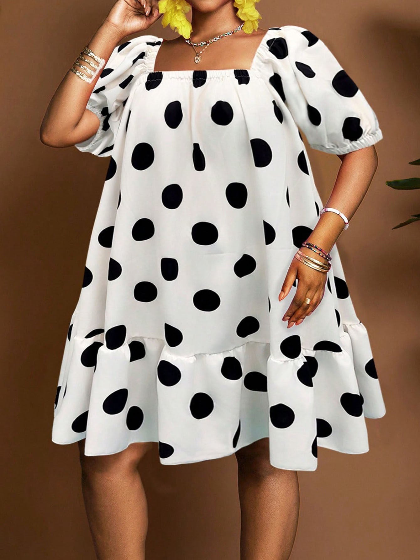 Sommerliches Polka-Dot-Kleid mit eckigem Ausschnitt