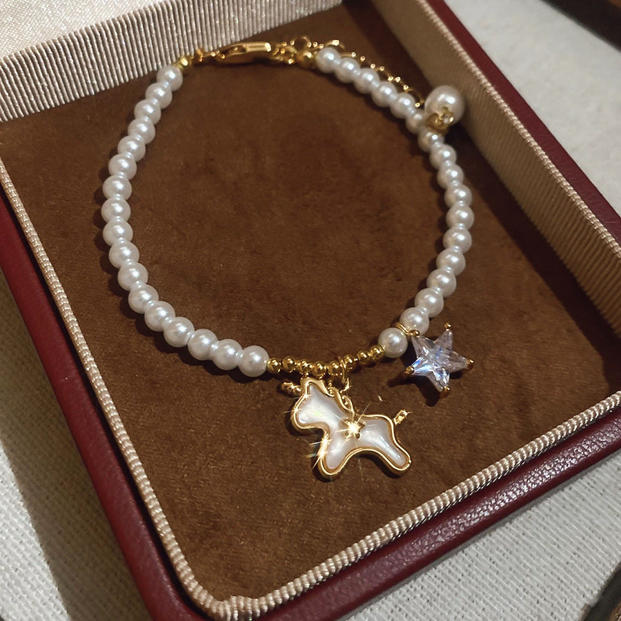 Minimalistisches Armband mit Pferd und Perle – Bild 5 | LuxeStyle