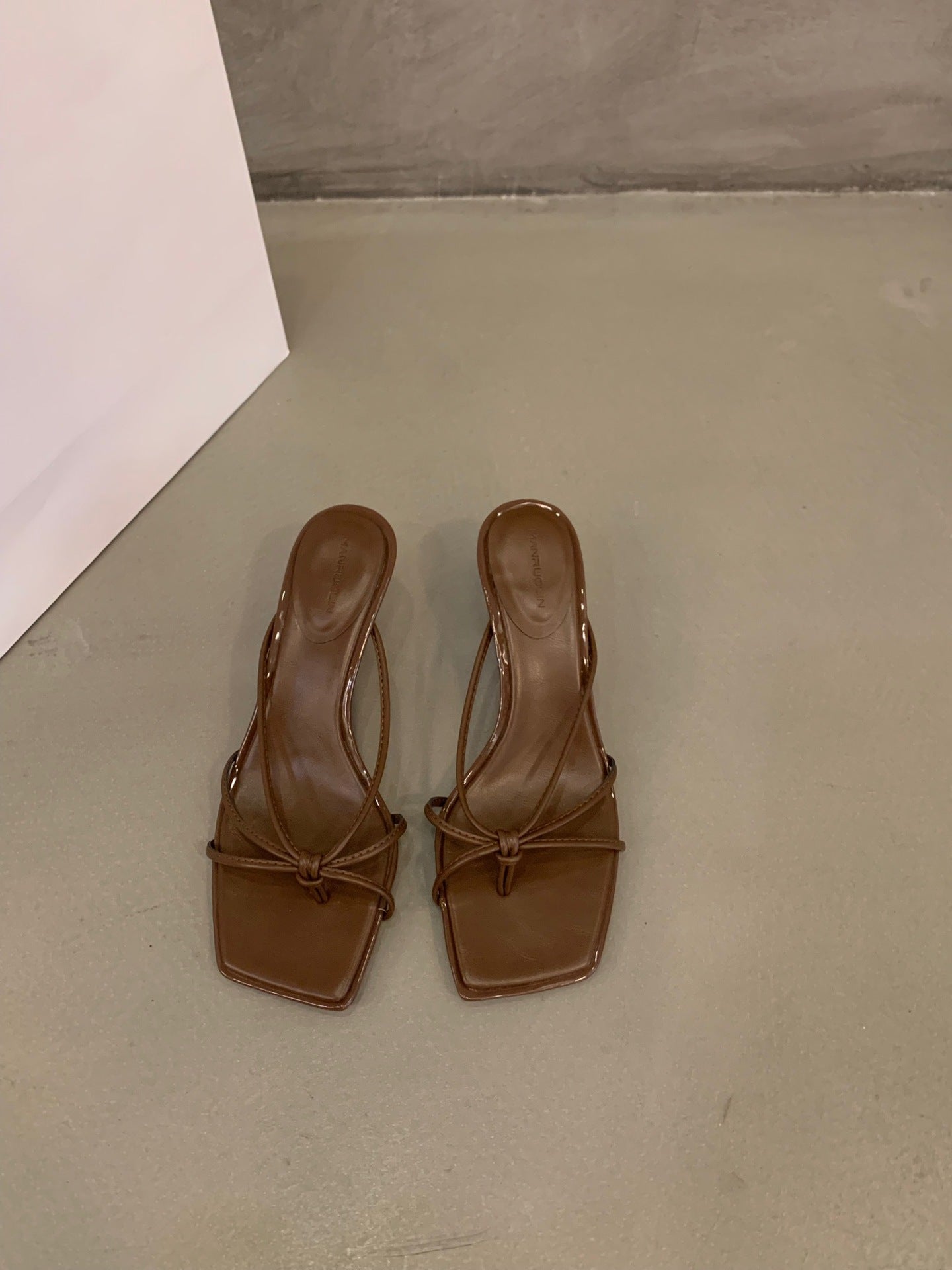 Elegante T-Strap Sandalen