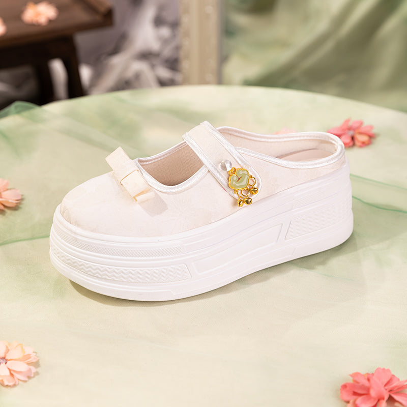 Bestickte Plateau-Mules im Vintage-Stil