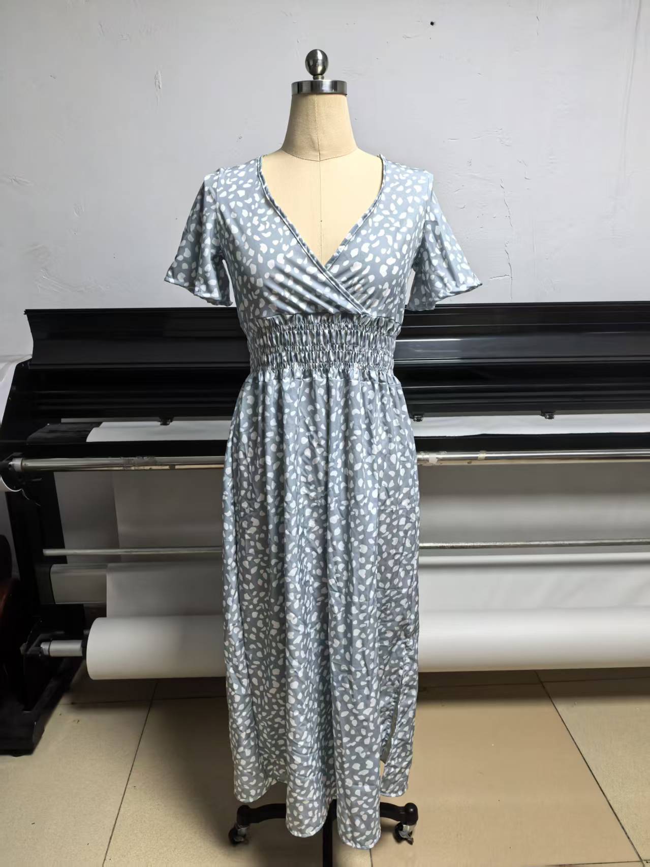 Tailliertes A-Linien Blumenkleid mit Schlitz