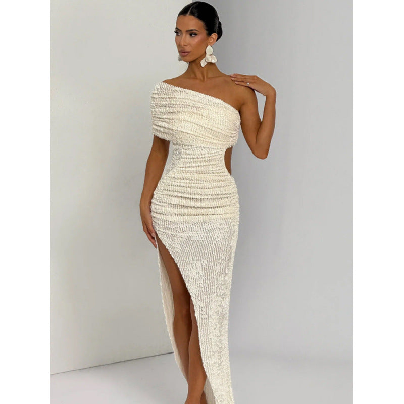 Langes Kleid mit Schlitz und Cut-Out