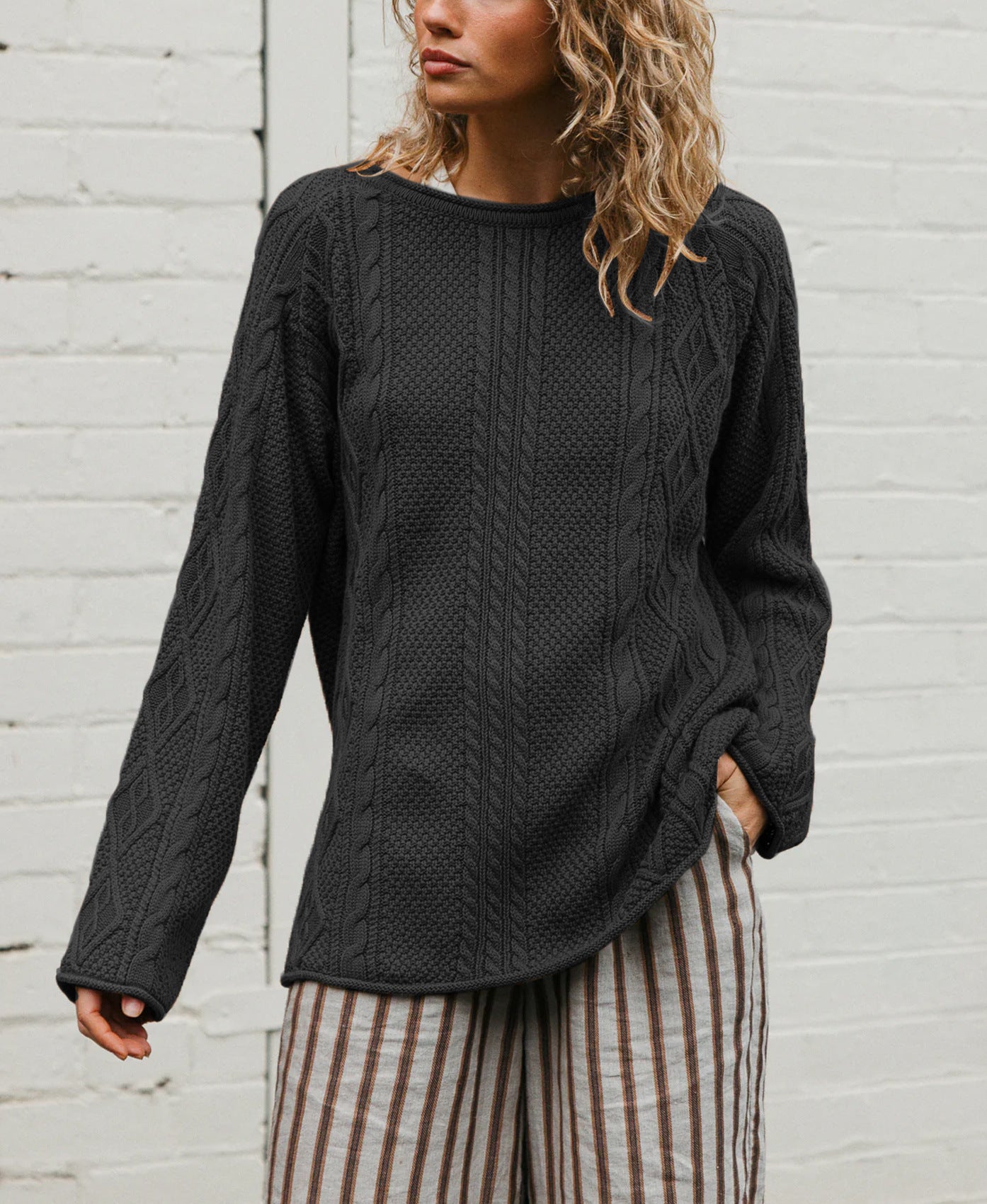 Bequemer Strickpullover mit Zopfmuster