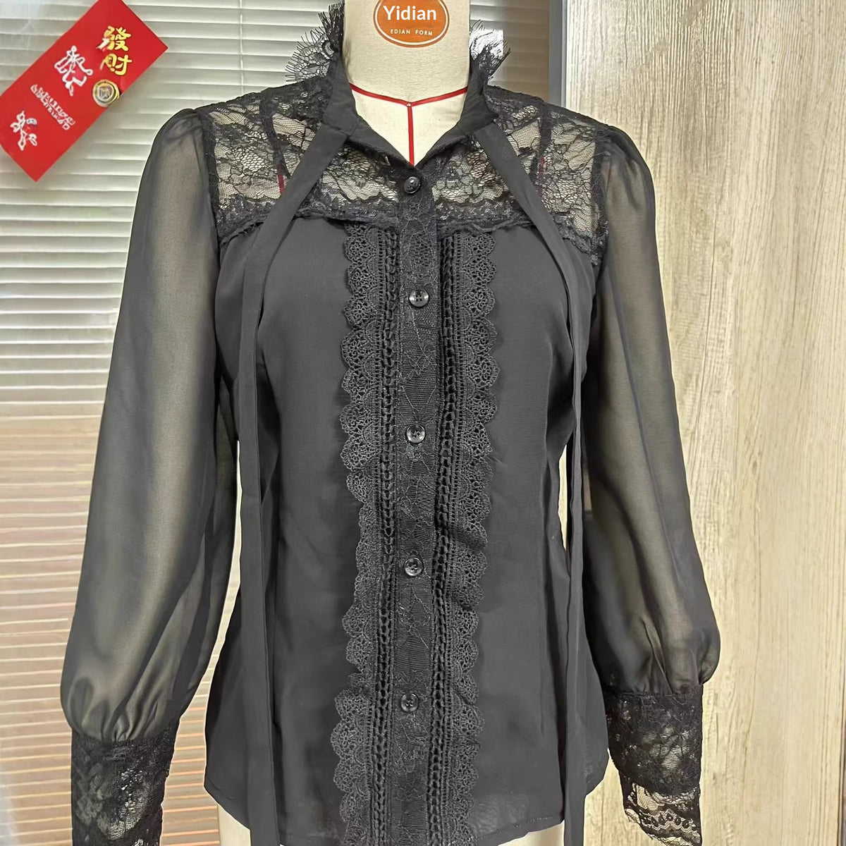 Leichte Bluse mit Spitze und langen Ärmeln | LuxeStyle