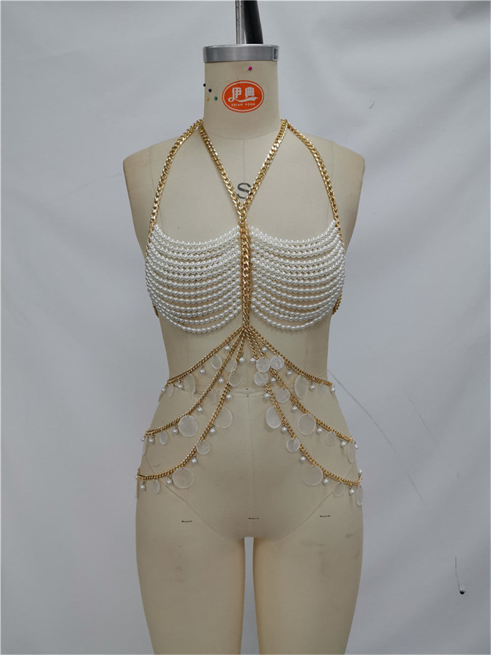 Neckholder-Top mit Perlenkette