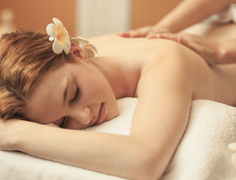 Moxa- & Ingwer-Massageöl mit Massagestab – Bild 5 | LuxeStyle