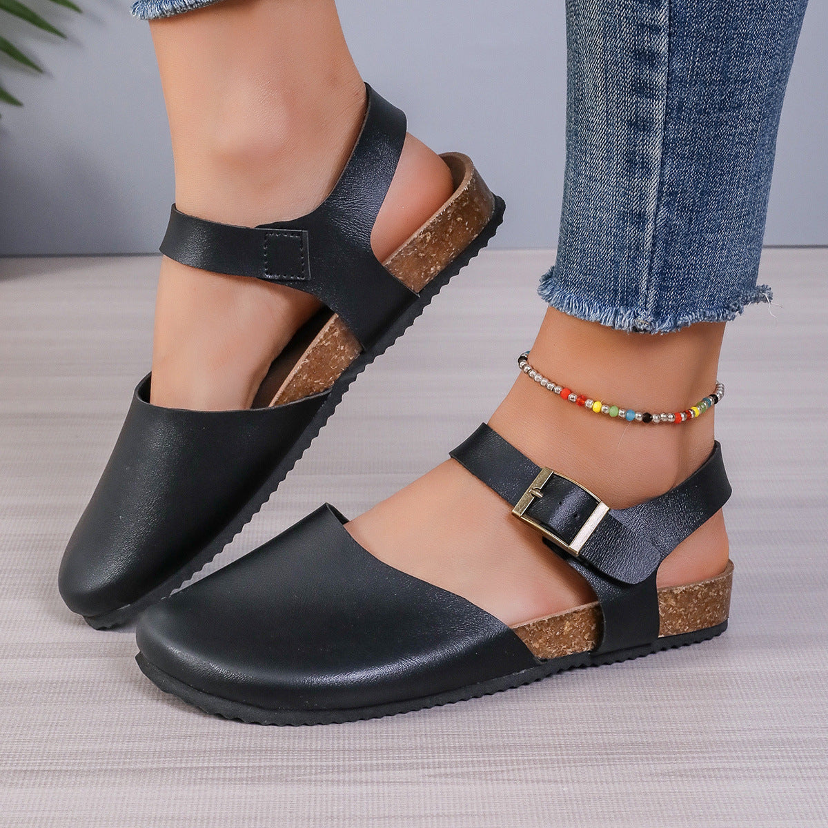 Sandalen mit Zehenkappe und Schnalle | LuxeStyle