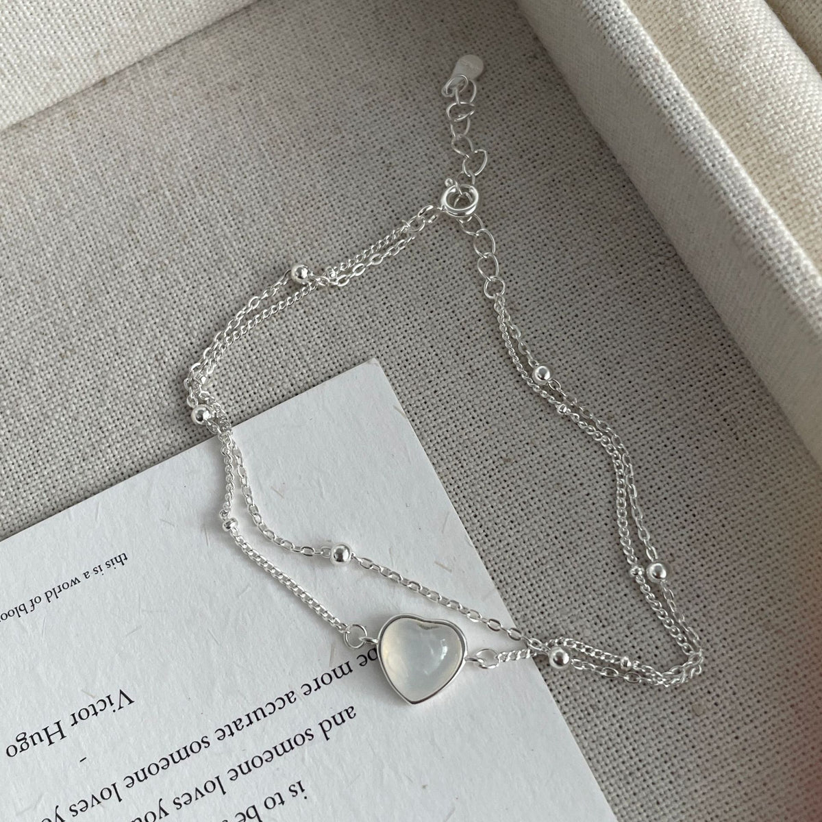 Doppellagiges Herzarmband mit weissem Chalcedon – Bild 5 | LuxeStyle