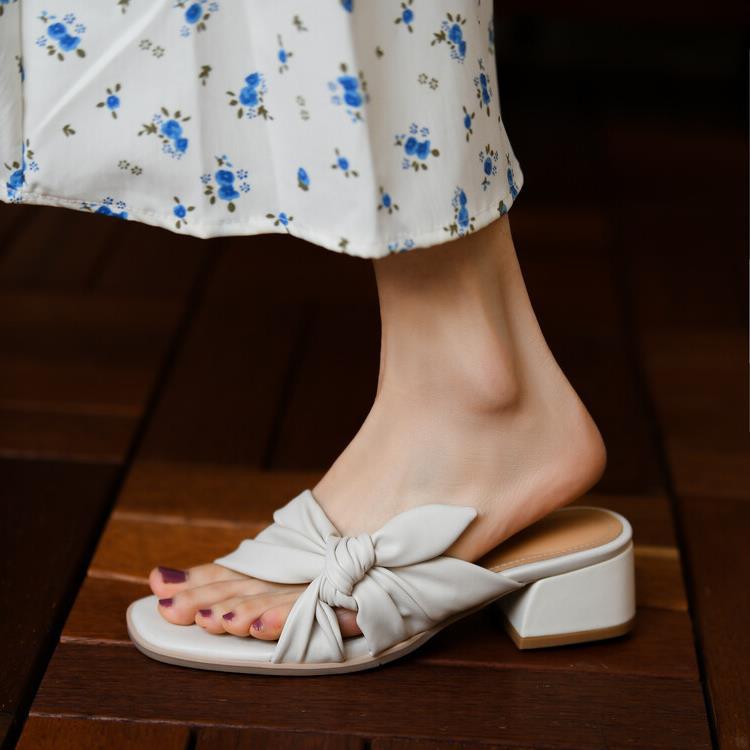 Flache Sandale mit Farbkästen – Casual