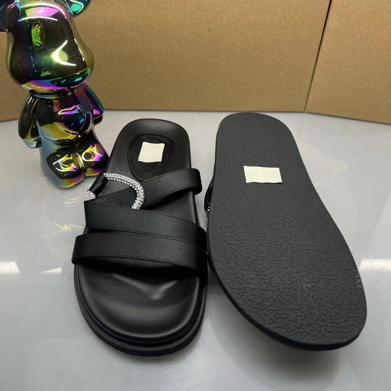 Schwarze Sandalen mit Strass-Dekor