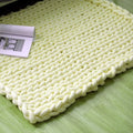 Grobgewobene Strickdecke aus Chenille-Garn – Bild 1 | LuxeStyle