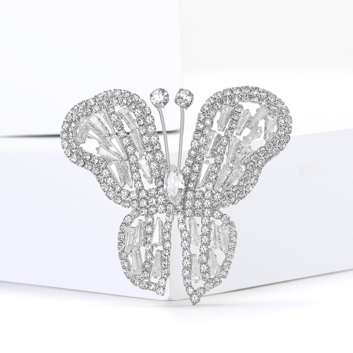 Brosche mit Schmetterling aus Strass | LuxeStyle