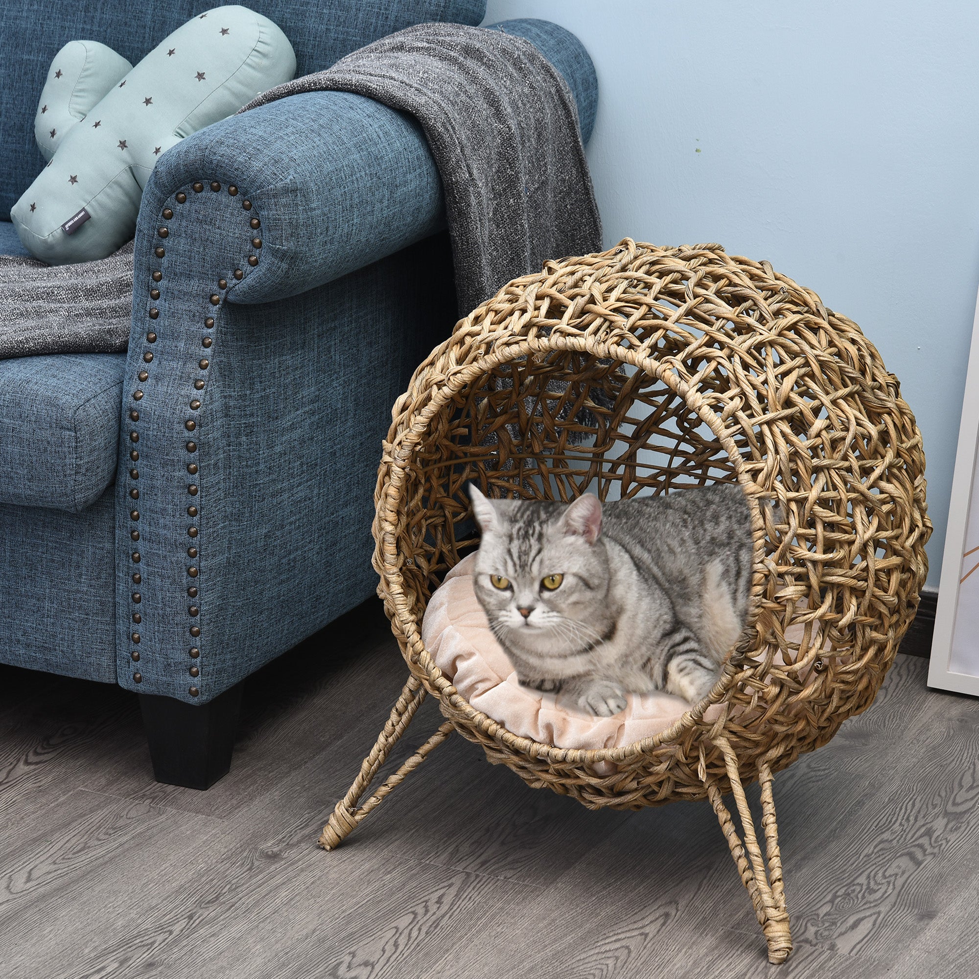 Elevierter Wicker-Katzenkorb mit Polster, Beige