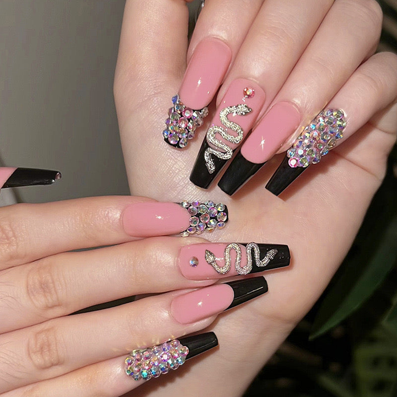 Diamant Nageldesign Schlangenmotiv