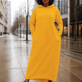 Einfaches, langärmliges Kleid mit Kapuze