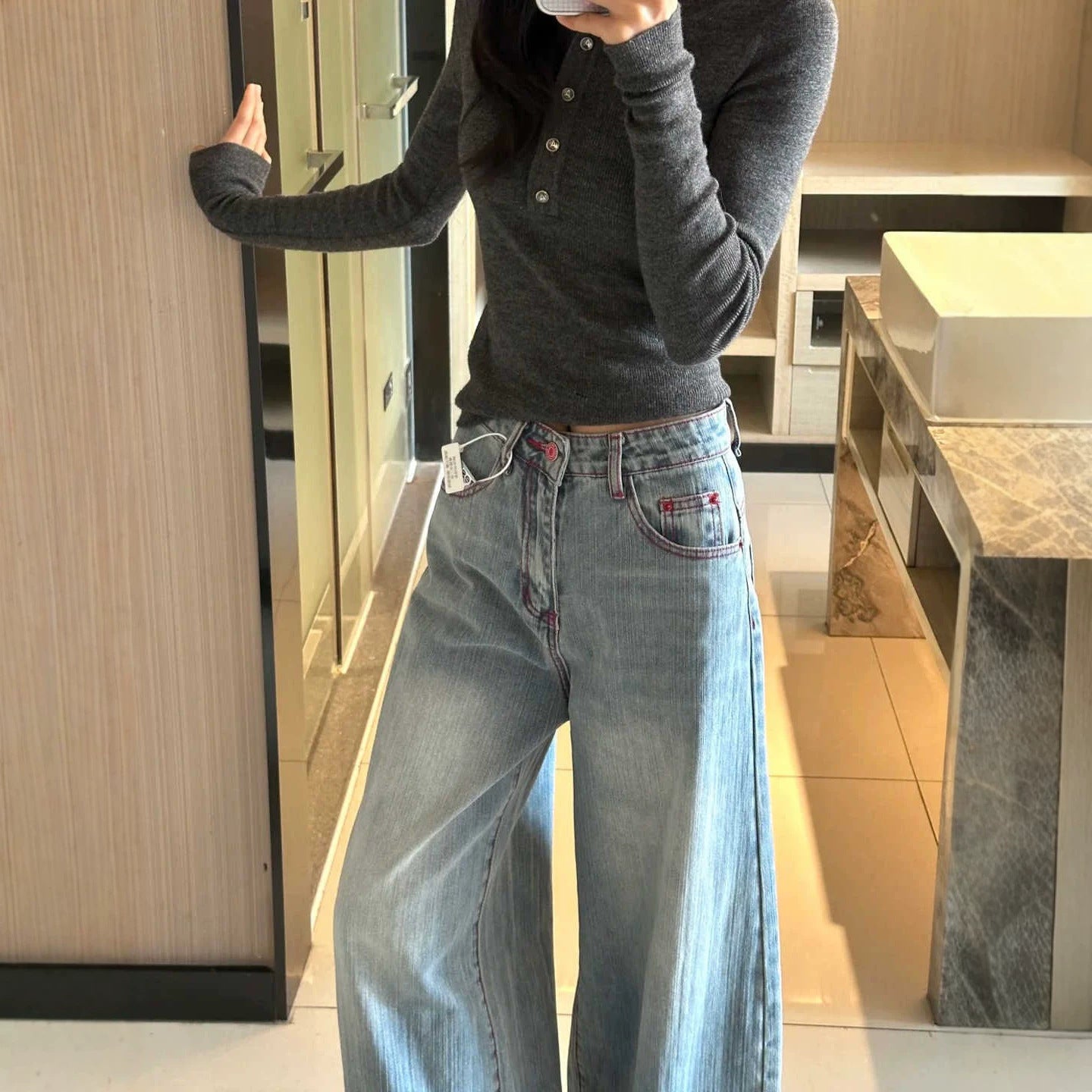 Hochtaillierte hellblaue Jeans mit Stickerei