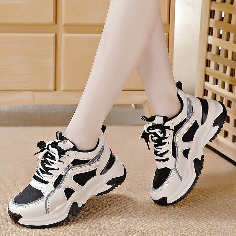 Leichte Freizeitschuhe mit dicker Sohle