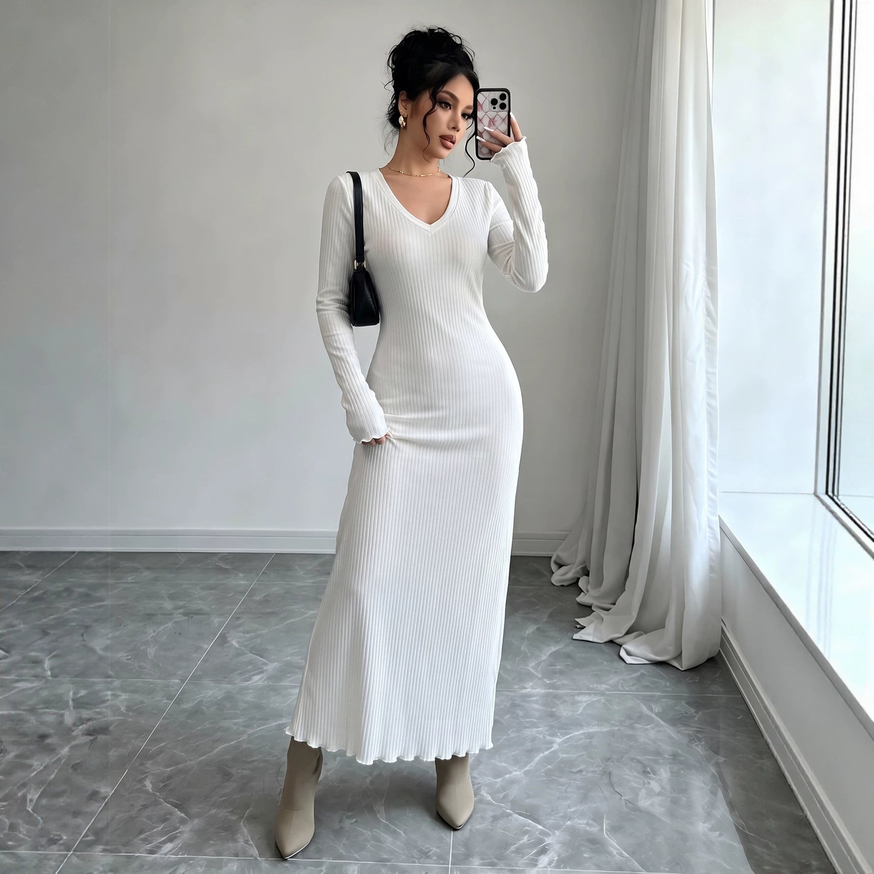 Geripptes Strickkleid mit V-Ausschnitt