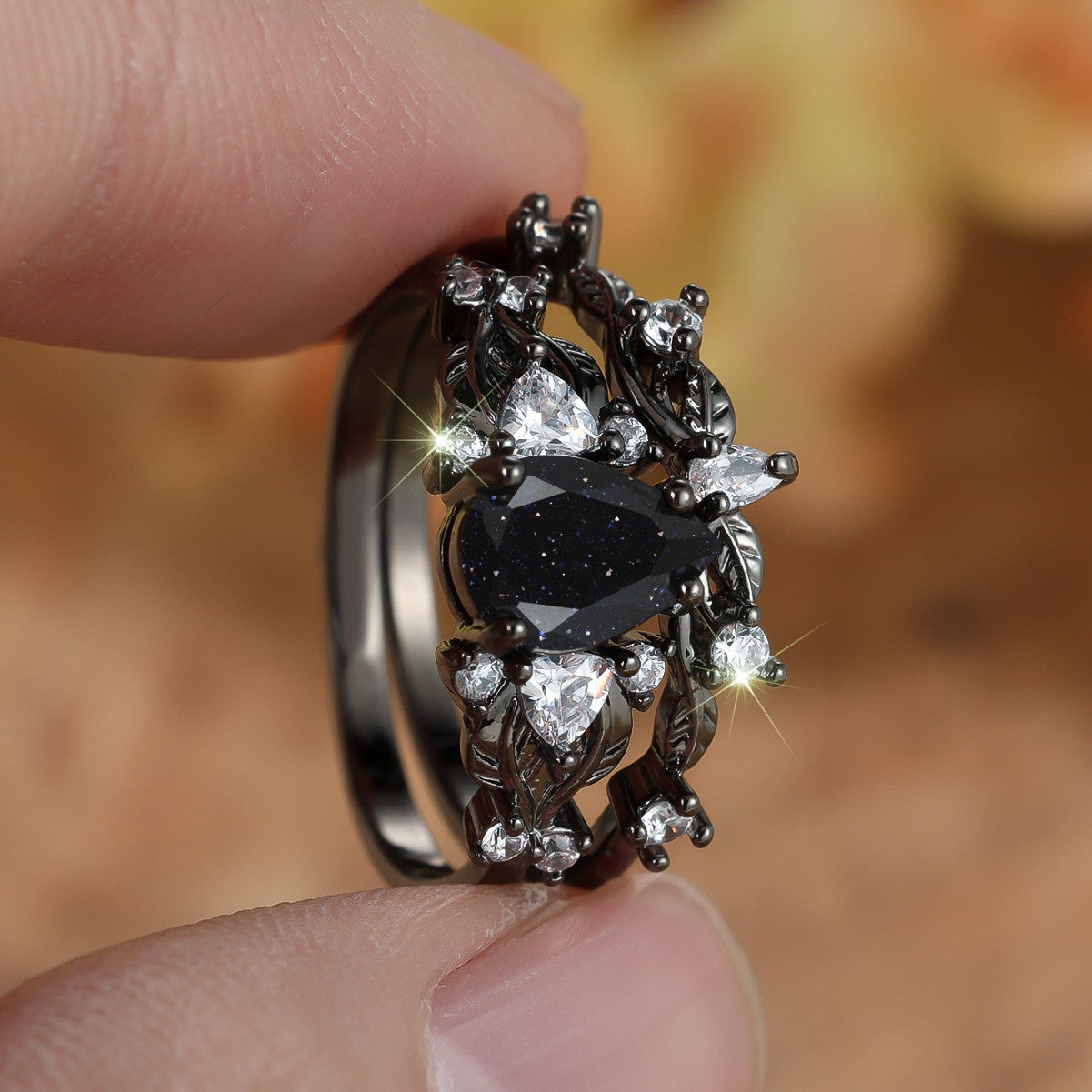 Wassertropfen-Ring mit Blaumondstein & Diamant-Akzenten