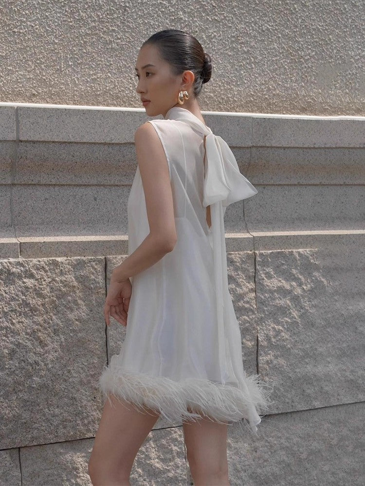 Einfarbiges kurzes Kleid mit Feder-Details – Bild 6 | LuxeStyle