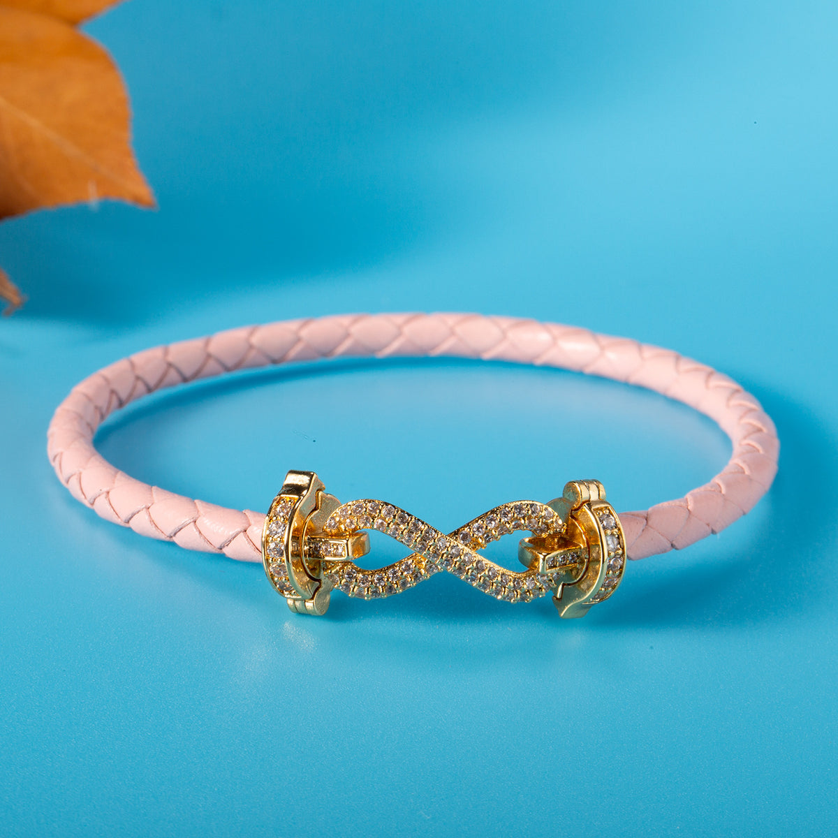 Geflochtenes Lederarmband mit Verschluss – Bild 4 | LuxeStyle