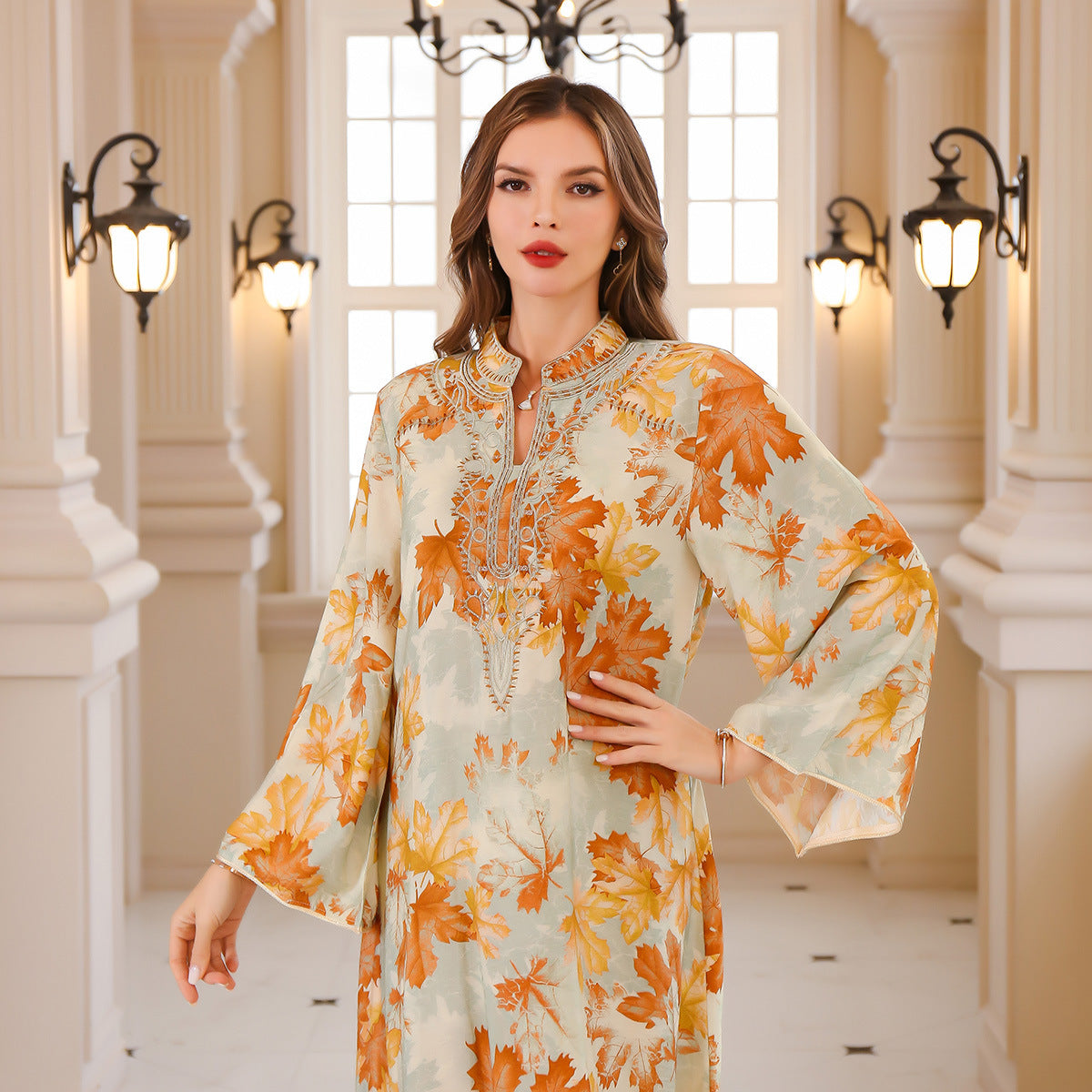 Gemustertes Sommerkleid mit Stickereien