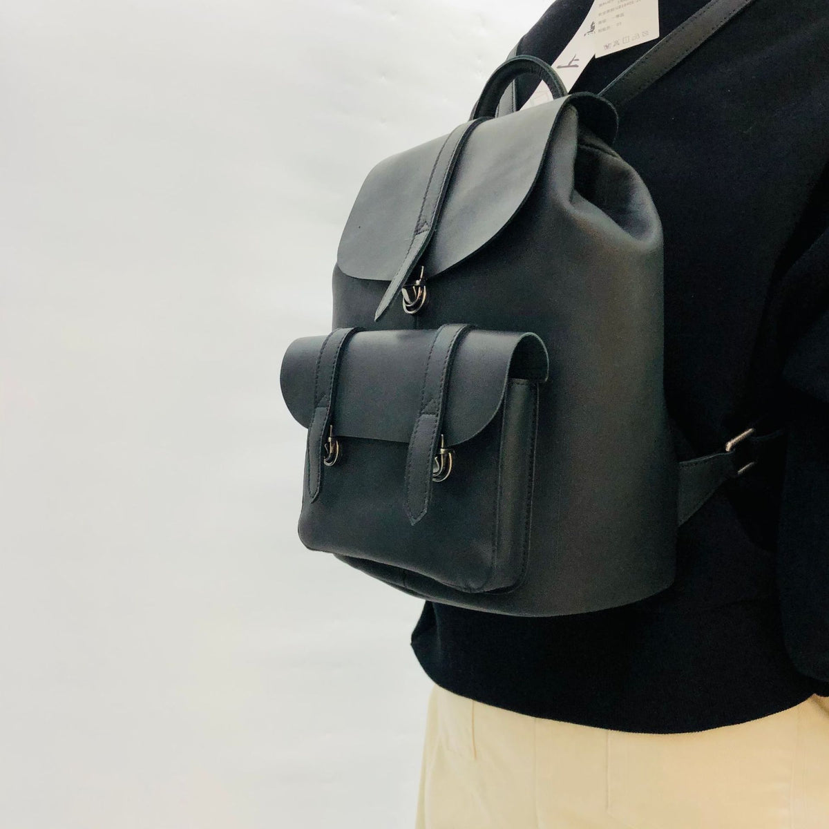 Handgefertigter Lederrucksack Retro in Schwarz – Bild 4 | LuxeStyle