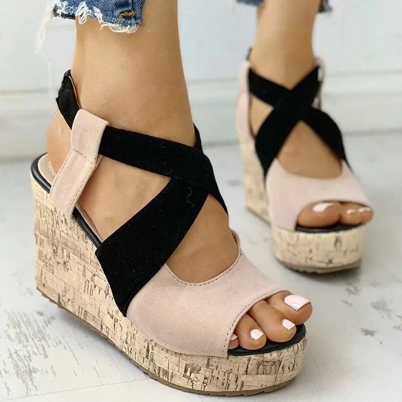 Sommer-Plateau-Sandalen mit Querband | LuxeStyle
